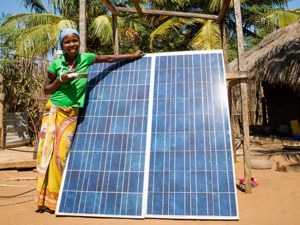 contents/comunicationnews/girl-with-solar-panel.jpg